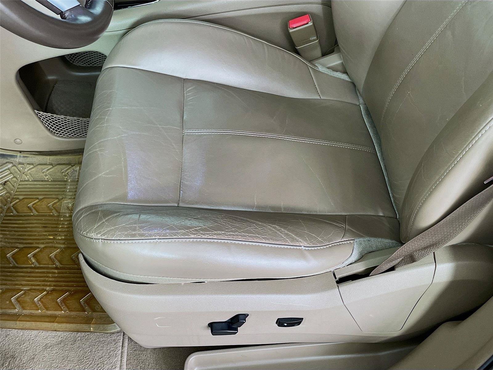 Used 2014 Chrysler Town & Country Limited w/ Luxury Group FWD image 21