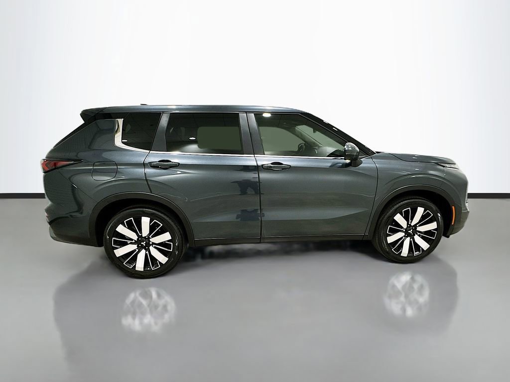Used 2025 Mitsubishi Outlander SE image 8