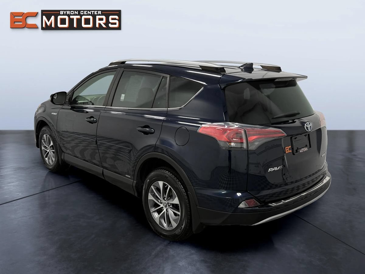 Used 2018 Toyota RAV4 LE AWD/4WD image 4