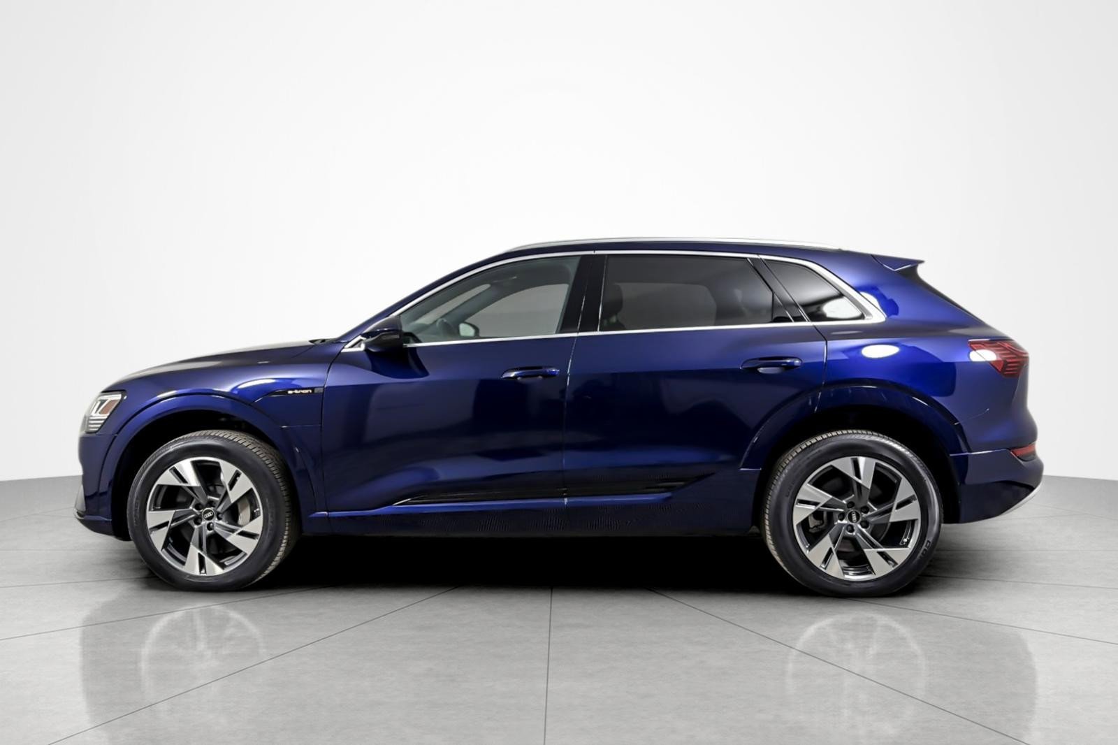 Used 2022 Audi e-tron Premium image 2