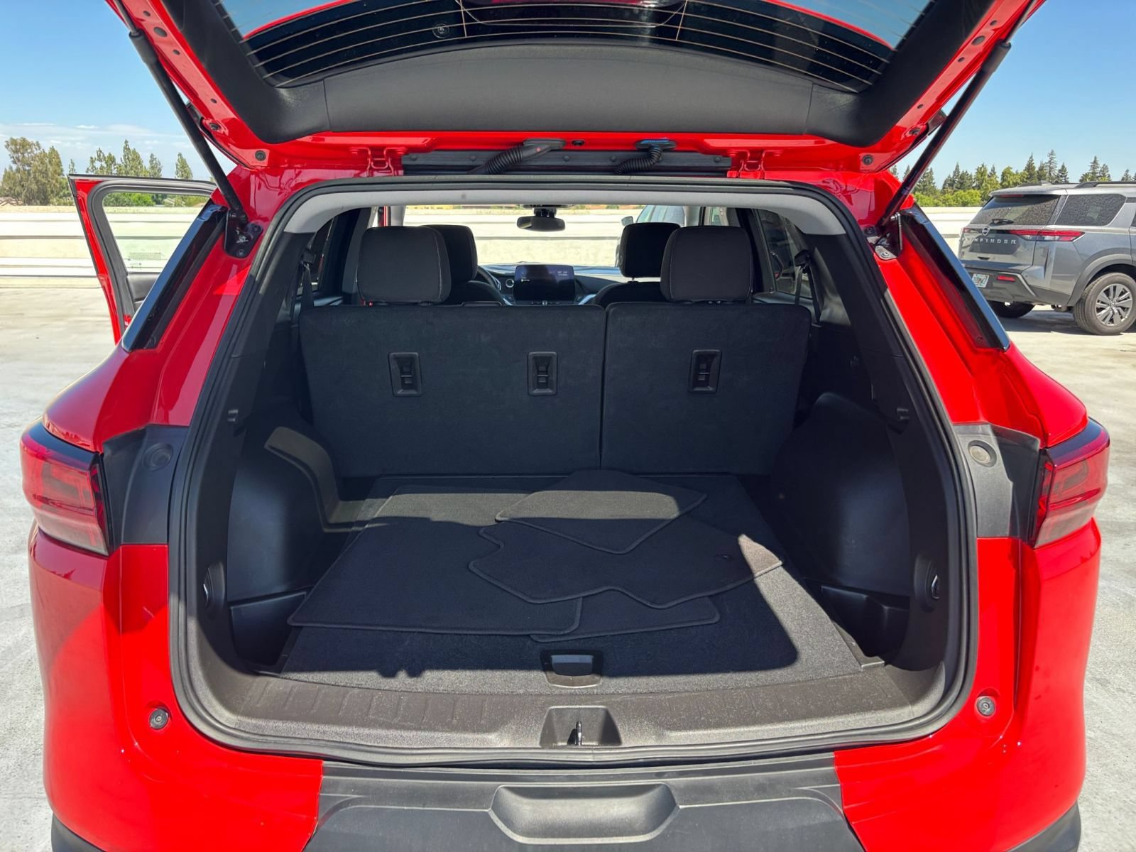Used 2025 Chevrolet Blazer LT FWD image 32