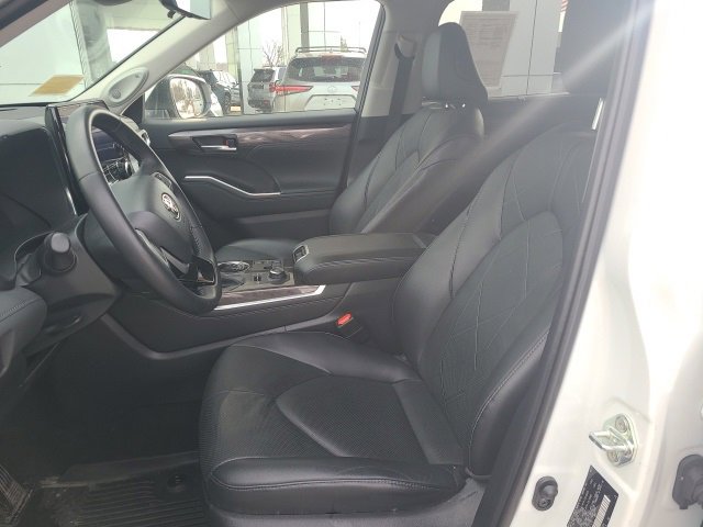 Used 2023 Toyota Highlander Platinum image 16
