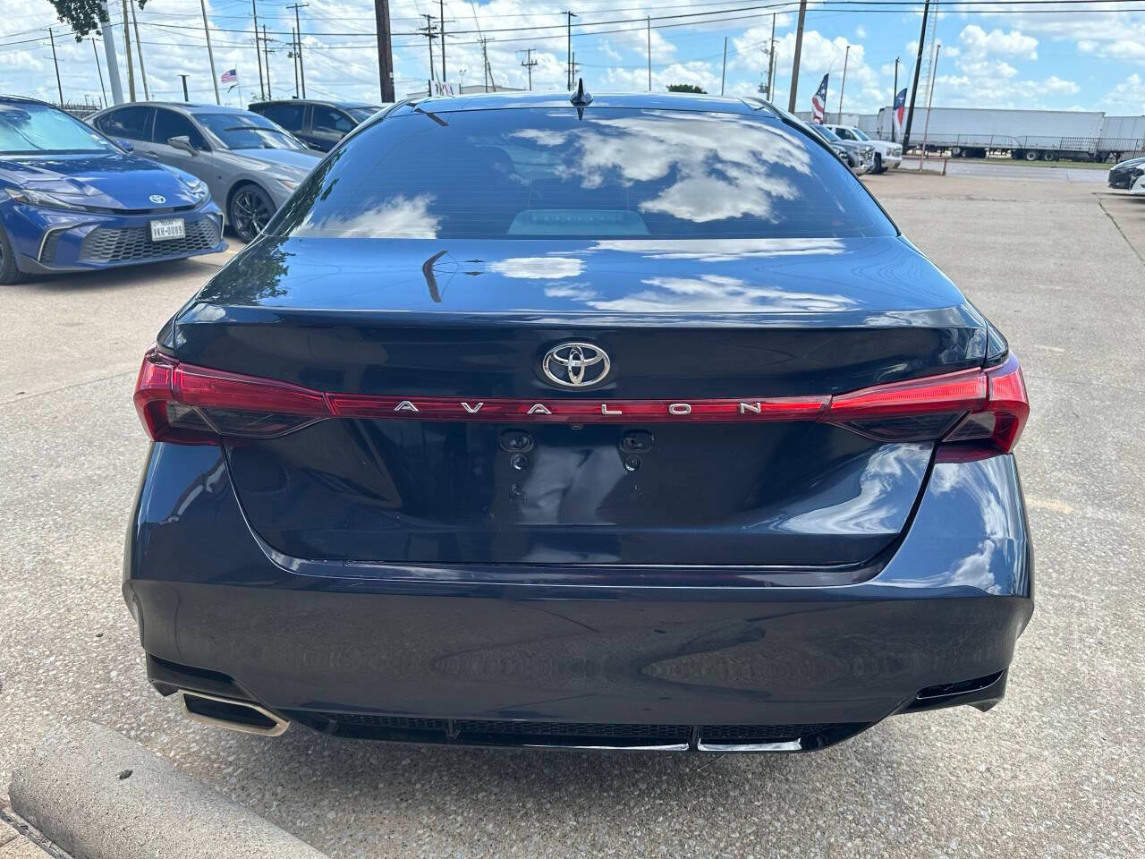 Used 2019 Toyota Avalon Limited w/ Advanced Safety Package FWD image 6