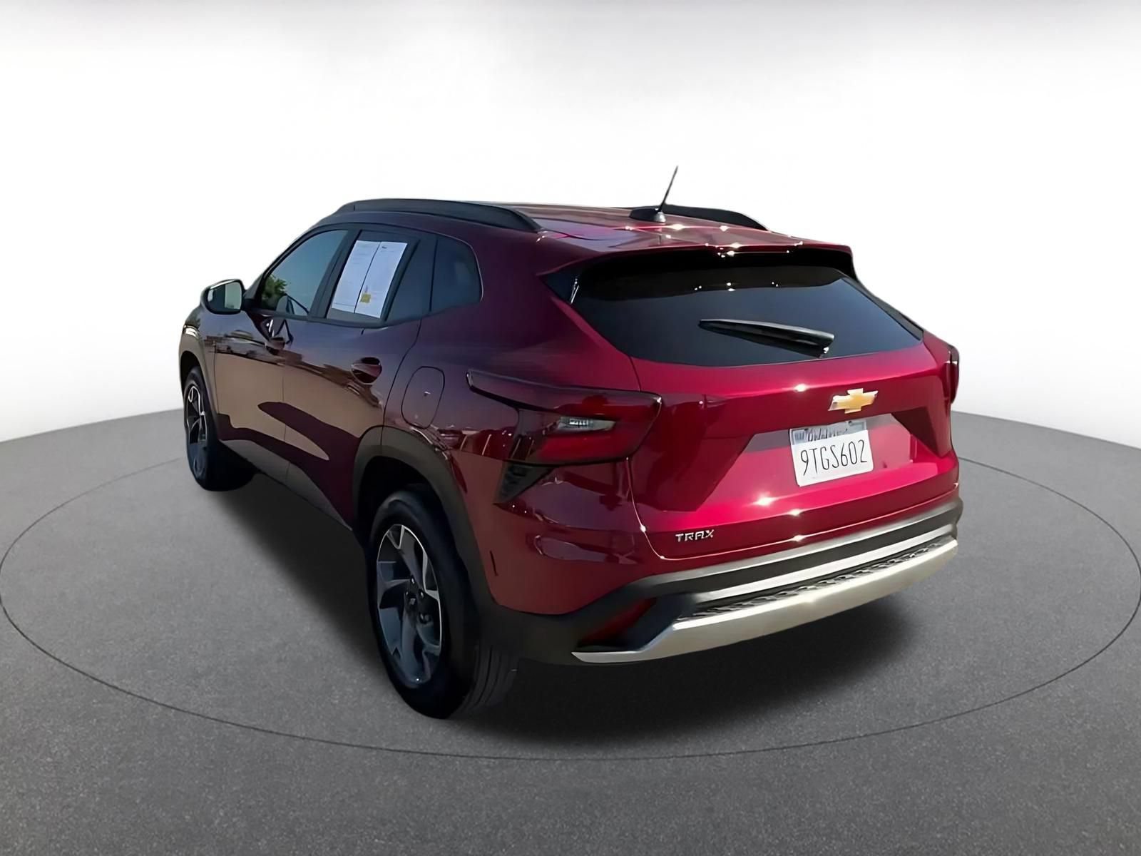Used 2025 Chevrolet Trax LT FWD image 9