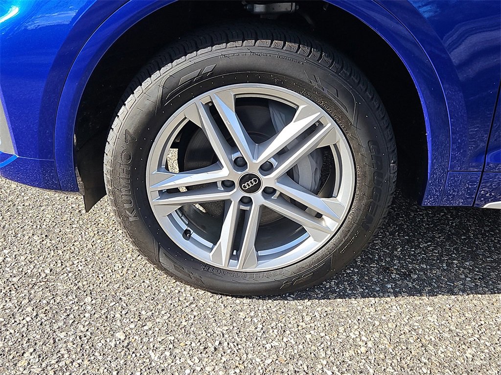 Used 2024 Audi Q5 e Premium w/ Convenience Package image 7