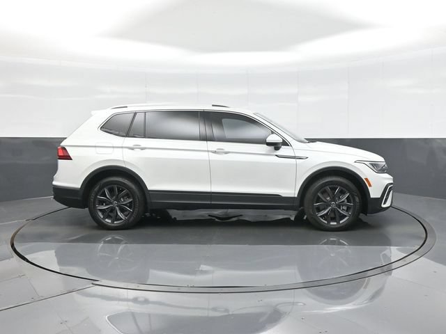 Used 2023 Volkswagen Tiguan SE w/ Panoramic Sunroof Package FWD image 8