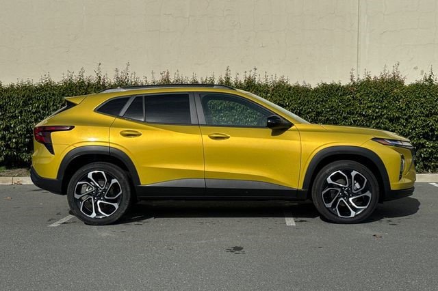 Certified 2025 Chevrolet Trax RS w/ Driver Confidence Package image 3