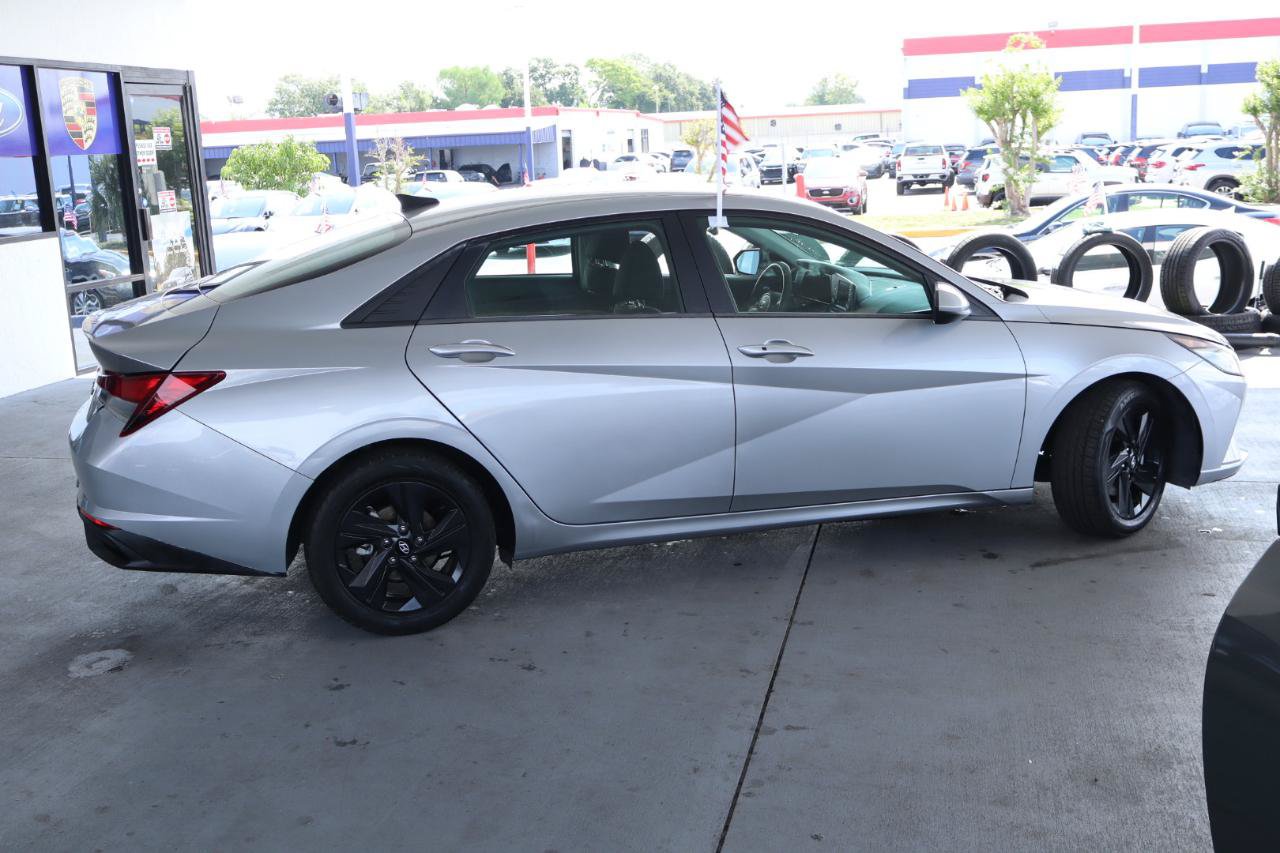 Used 2023 Hyundai Elantra SEL w/ Cargo Package FWD image 4