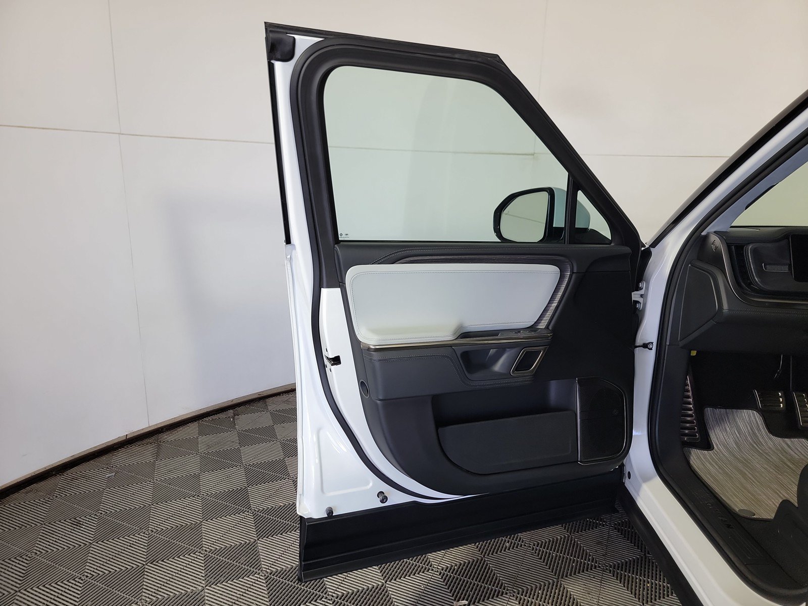 Used 2024 Rivian R1T Adventure AWD/4WD image 16