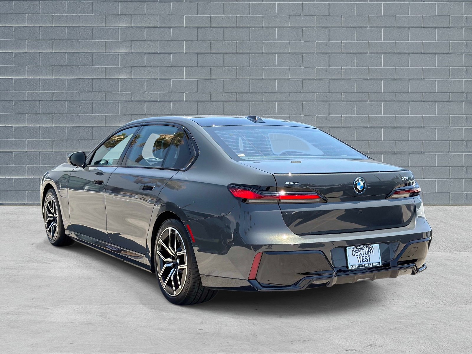 Used 2026 BMW 750e xDrive AWD/4WD image 3