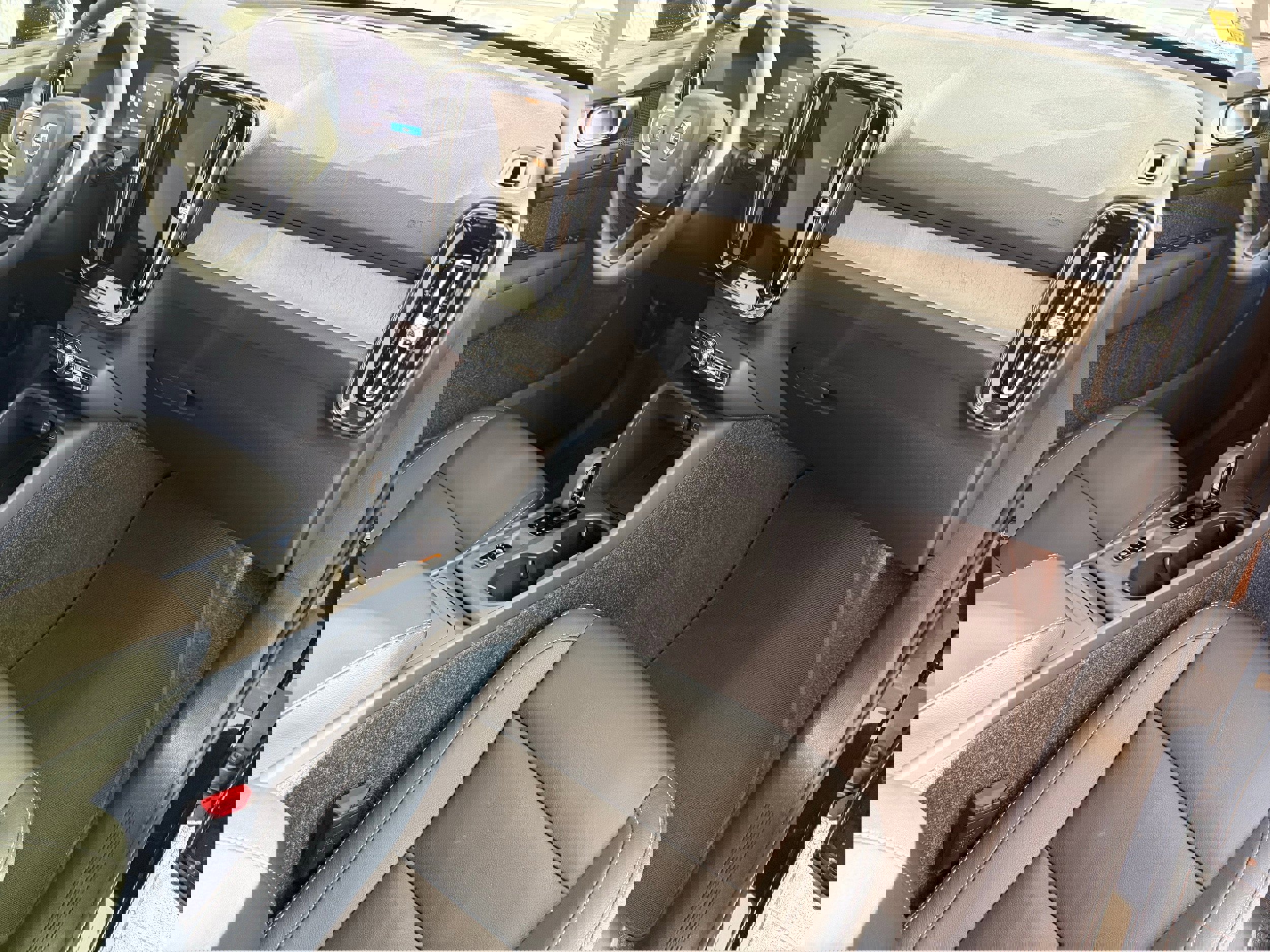 Certified 2025 Volvo XC40 B5 Core w/ Protection Package Premier image 24