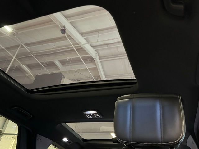 New 2024 Land Rover Discovery Dynamic SE image 21