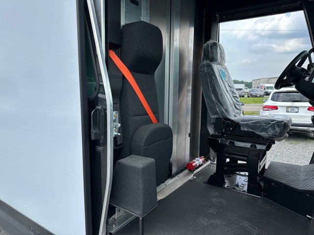 Used 2024 Chevrolet Brightdrop 400 AWD/4WD image 24