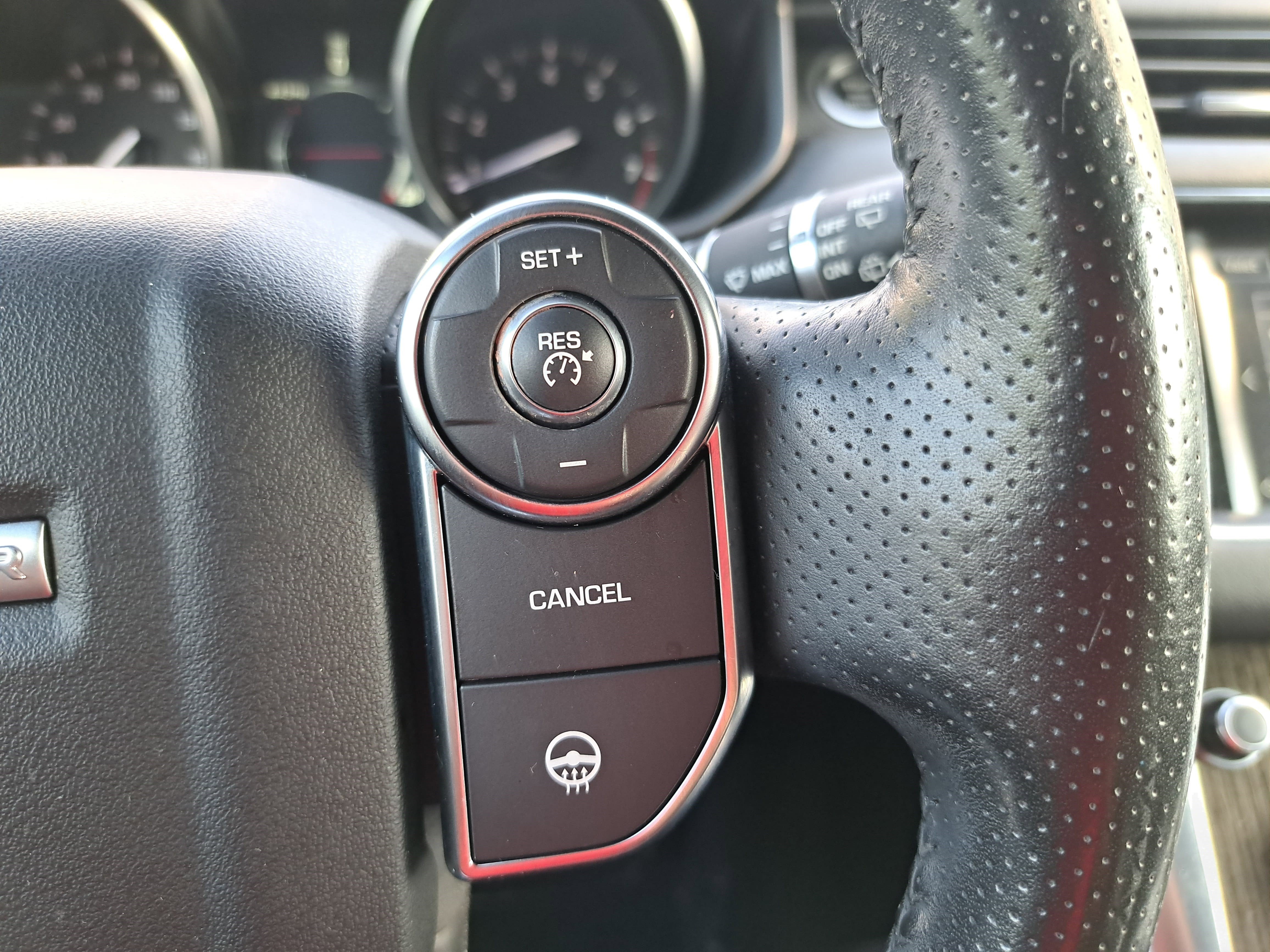Used 2016 Land Rover Range Rover Sport HSE image 18