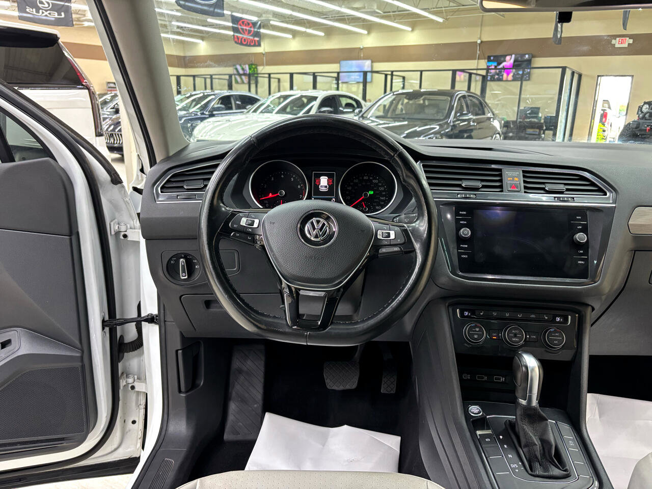 Used 2018 Volkswagen Tiguan SEL image 18