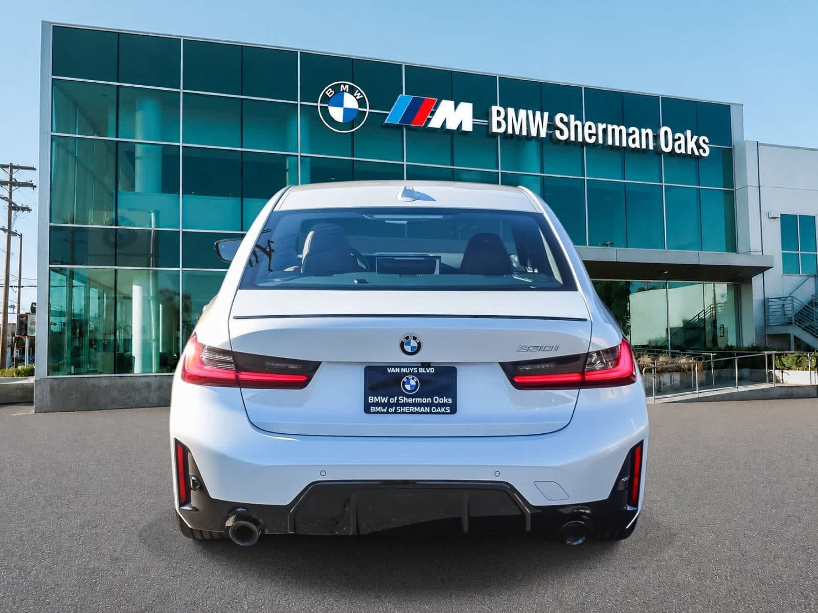 Used 2026 BMW 330i Sedan w/ M Sport Package RWD image 5