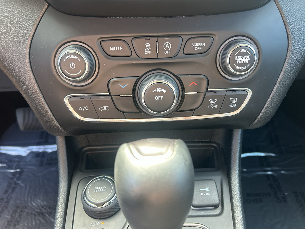 Used 2021 Jeep Cherokee Latitude Plus AWD/4WD image 23