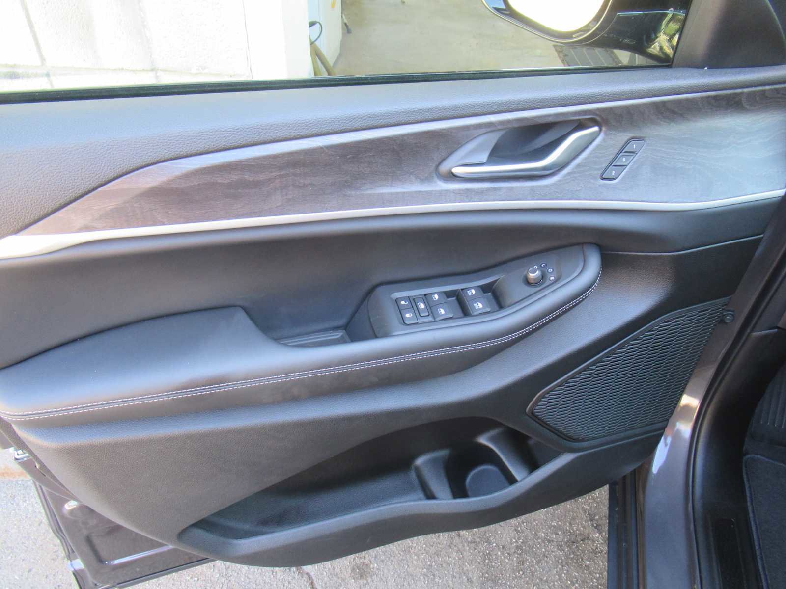 New 2025 Jeep Grand Cherokee Limited w/ Trailer Tow Package image 16