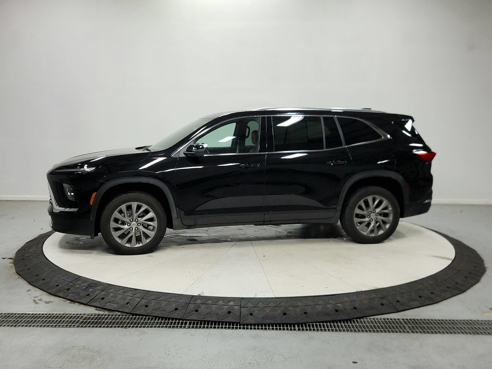 Used 2025 Buick Enclave Preferred w/ Power Package FWD image 5