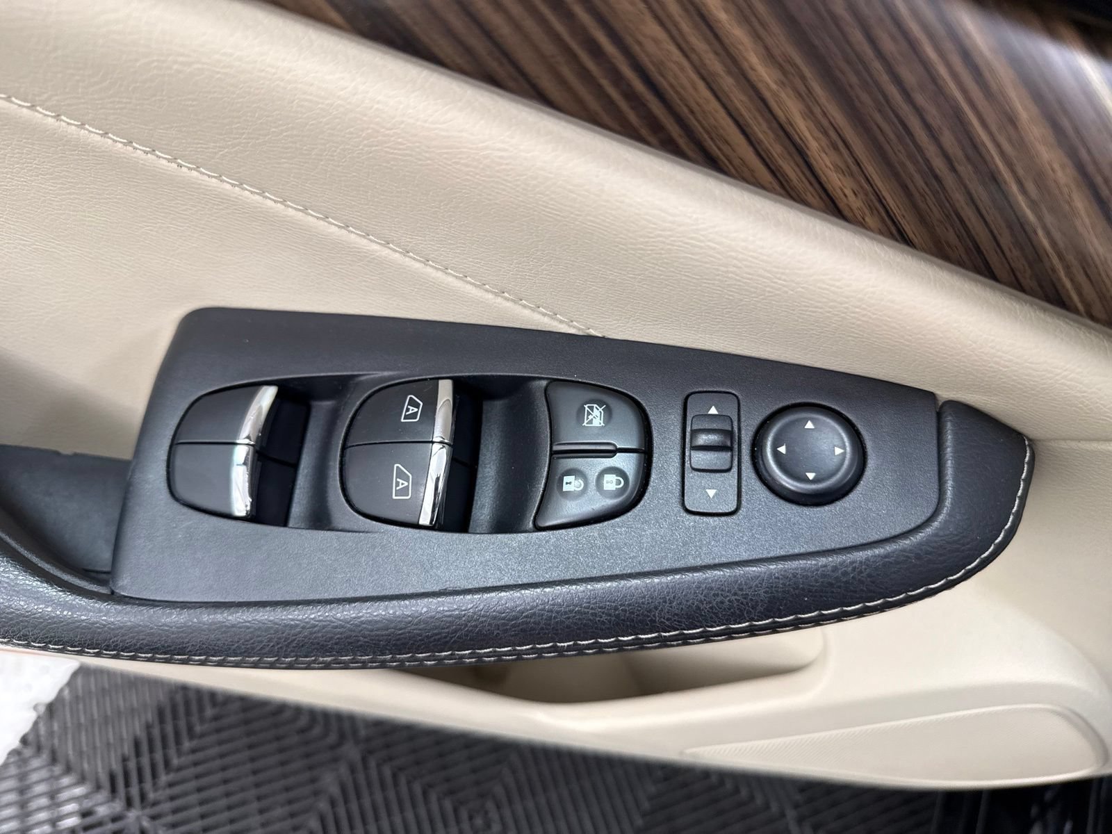 Used 2017 Nissan Maxima Platinum w/ Interior Lighting Package FWD image 15