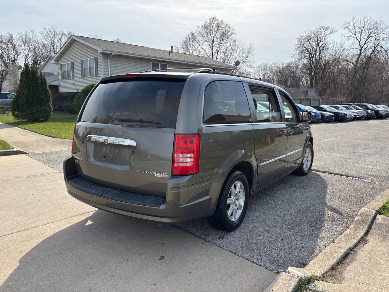 Used 2010 Chrysler Town & Country Touring image 18