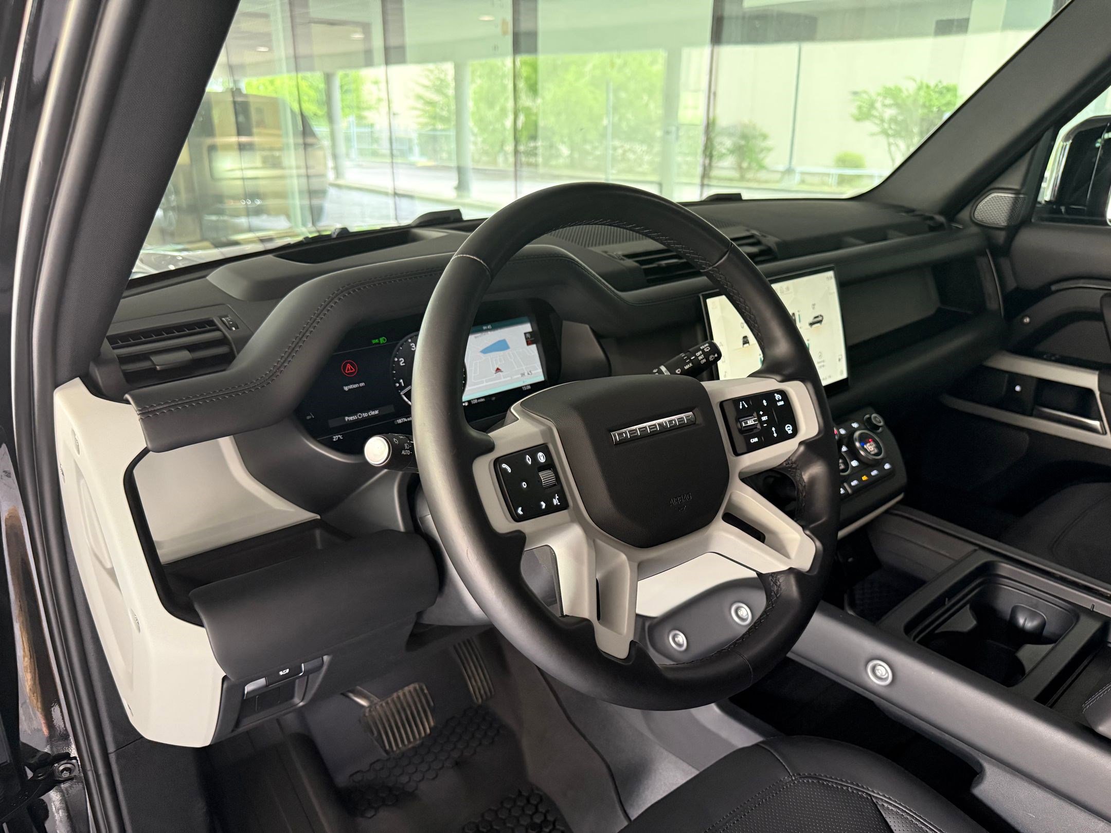 Used 2024 Land Rover Defender 110 SE AWD/4WD image 4