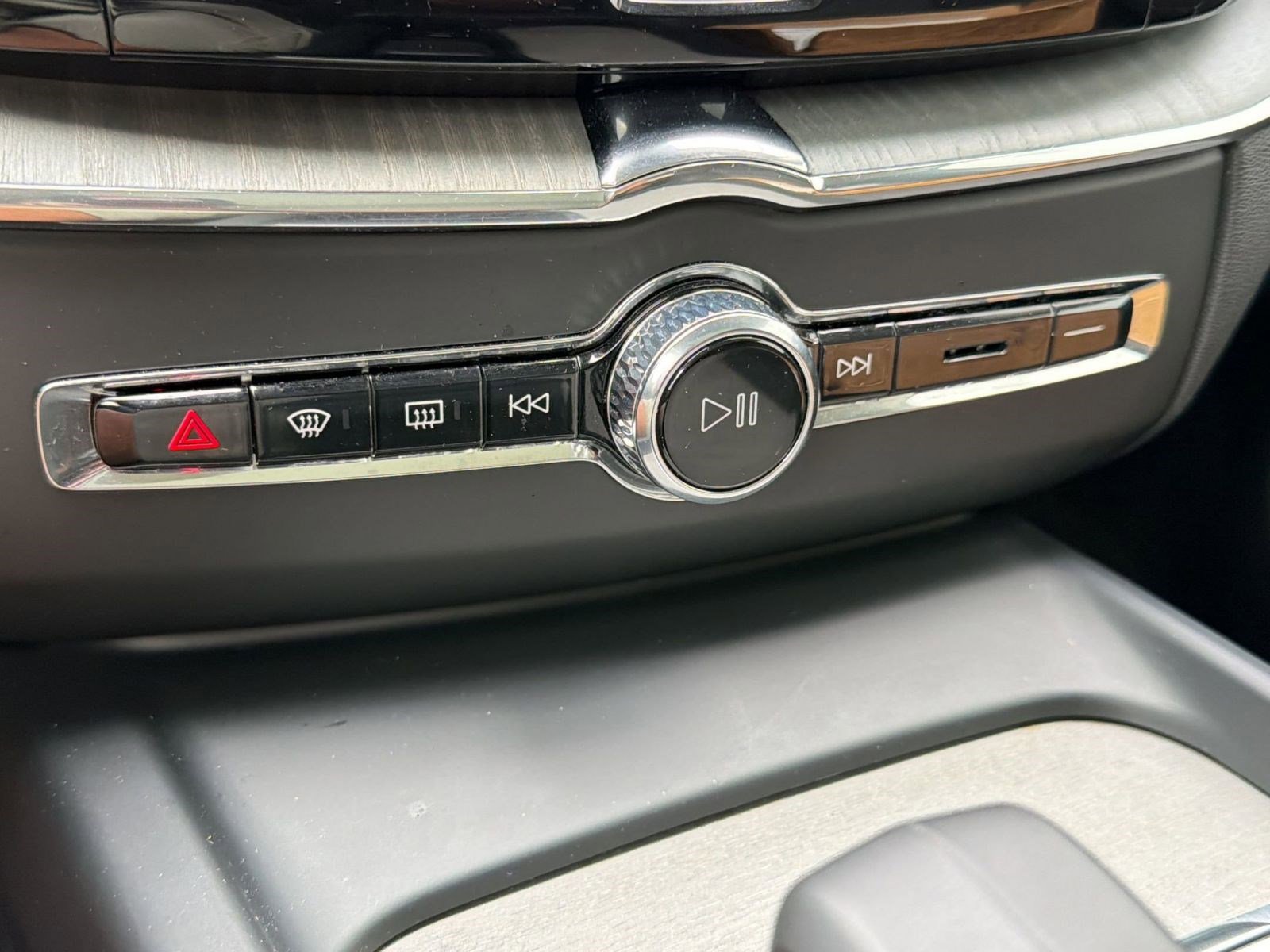 Certified 2025 Volvo XC60 B5 Plus image 20