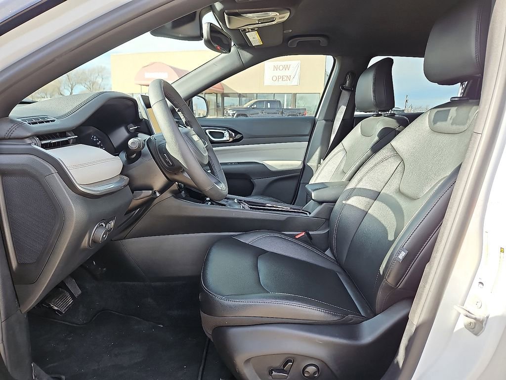 Used 2025 Jeep Compass Limited image 9