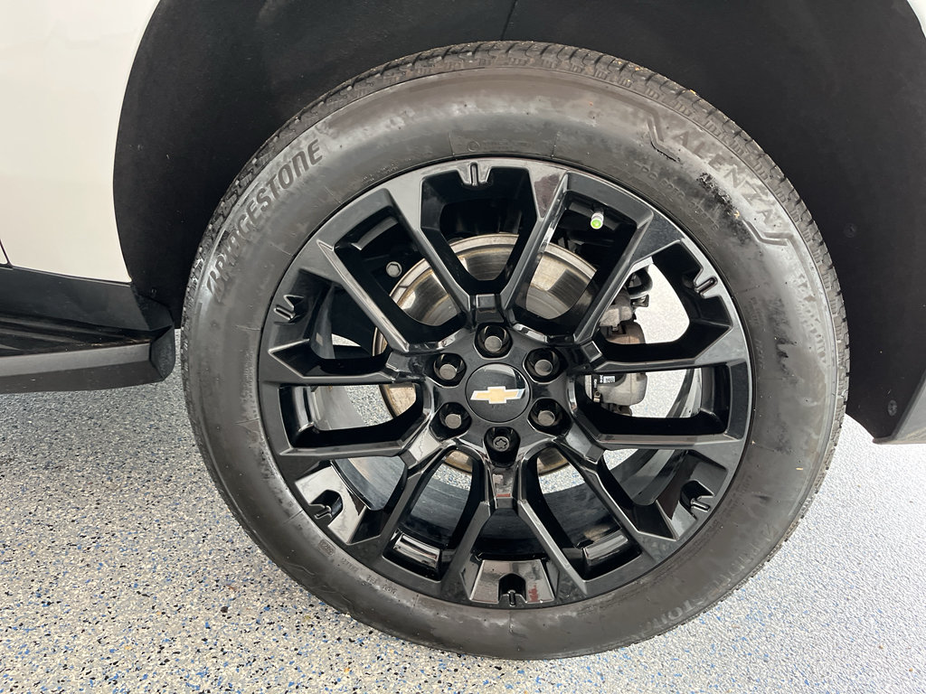 Used 2024 Chevrolet Suburban LT w/ Luxury Package RWD image 35