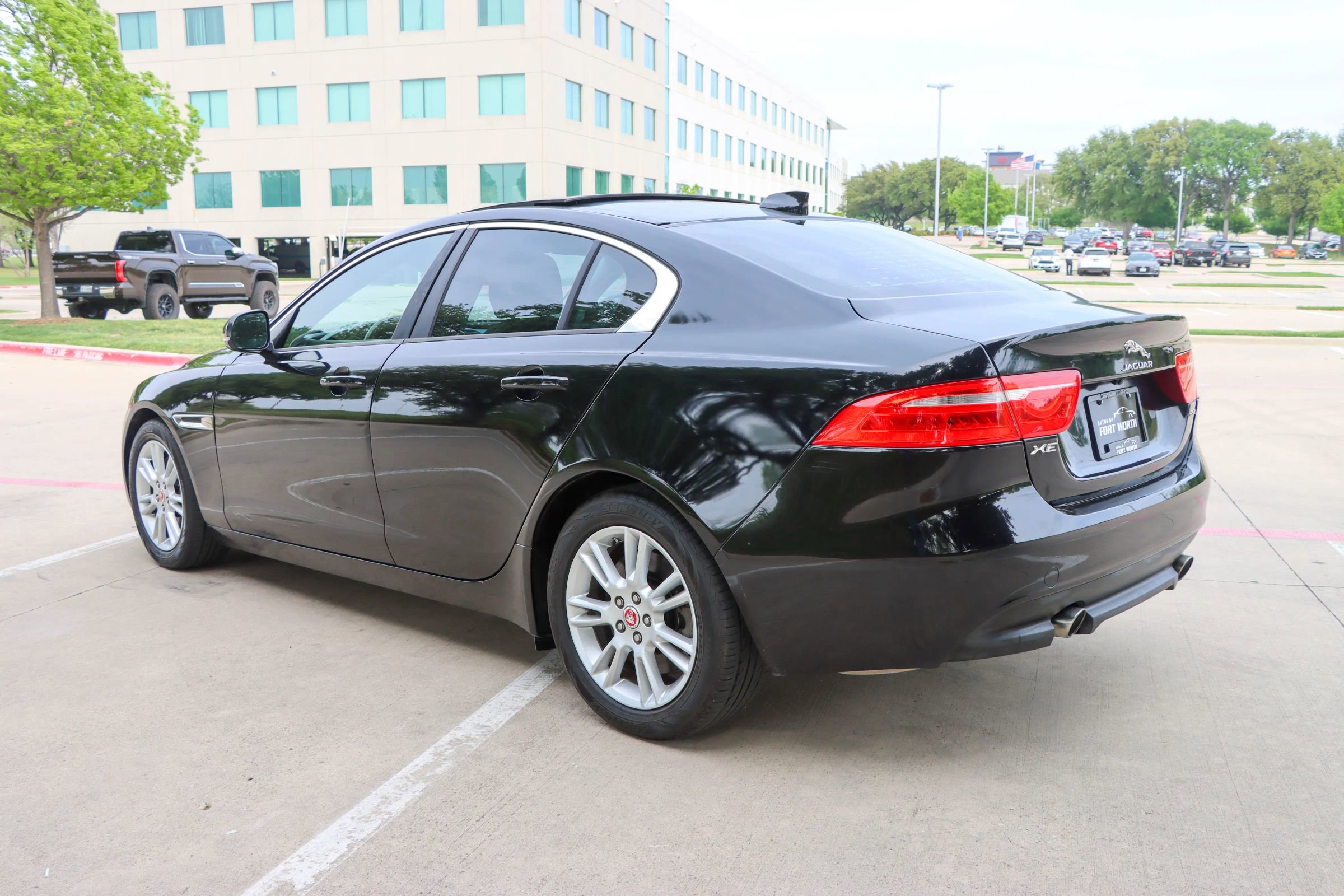 Used 2018 Jaguar XE Premium image 5