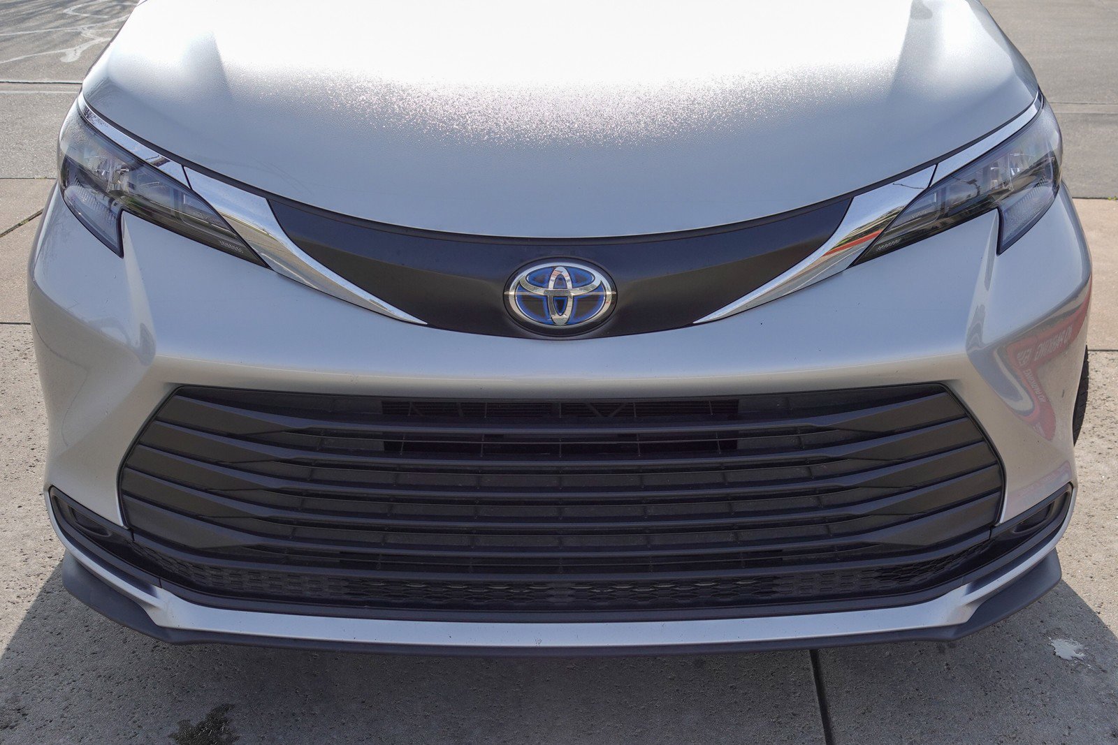 Used 2024 Toyota Sienna LE image 2