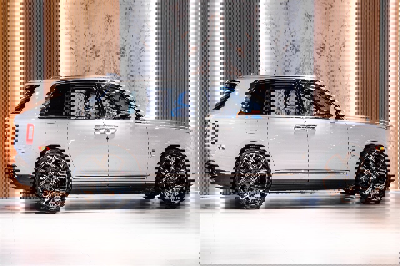 Used 2023 Rolls-Royce Cullinan w/ Cullinan Package image 3