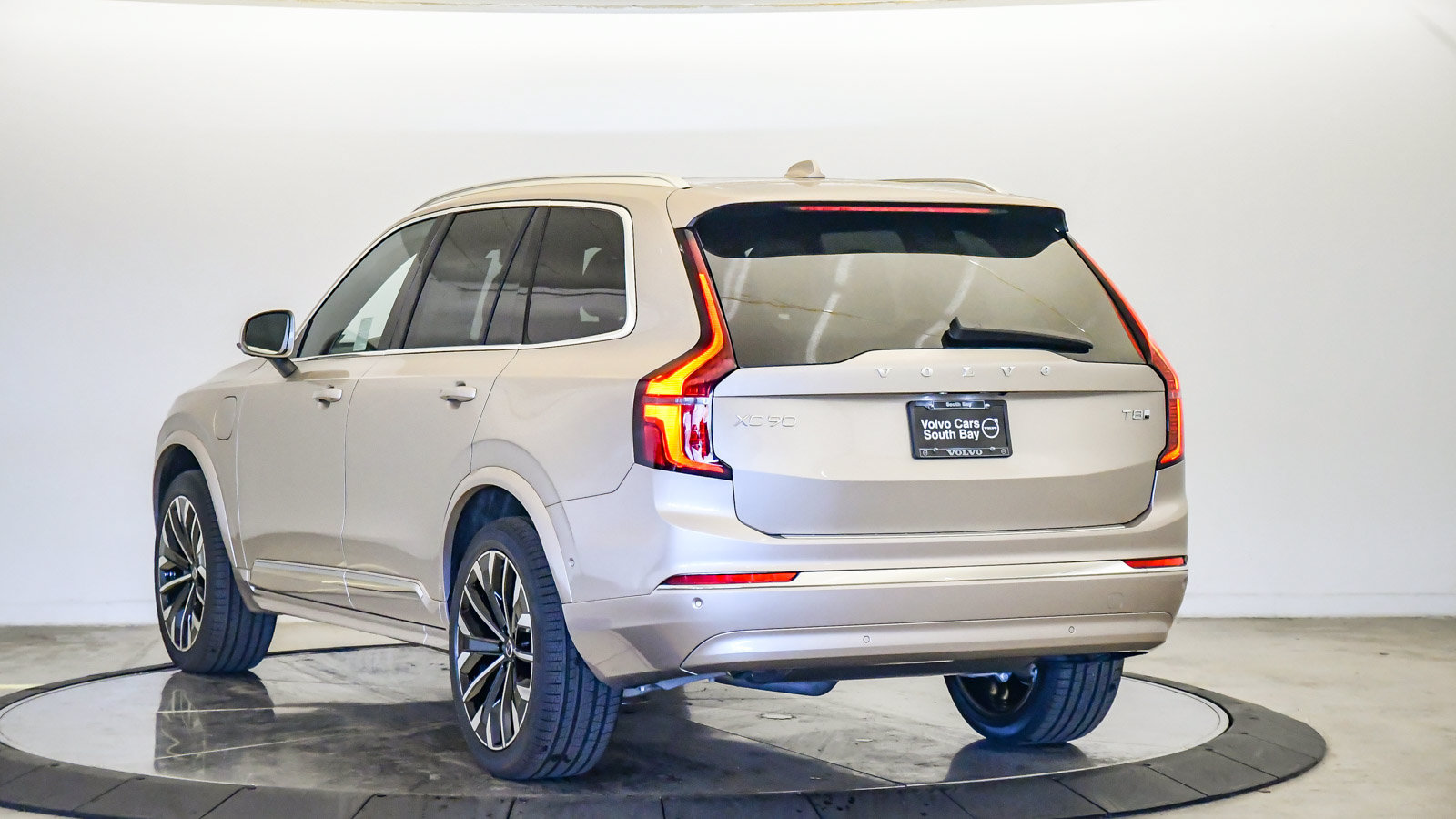 New 2026 Volvo XC90 T8 Plus w/ Protection Package Premier AWD/4WD image 2