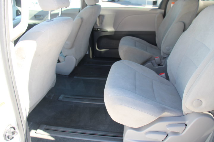 Used 2020 Toyota Sienna L FWD image 12