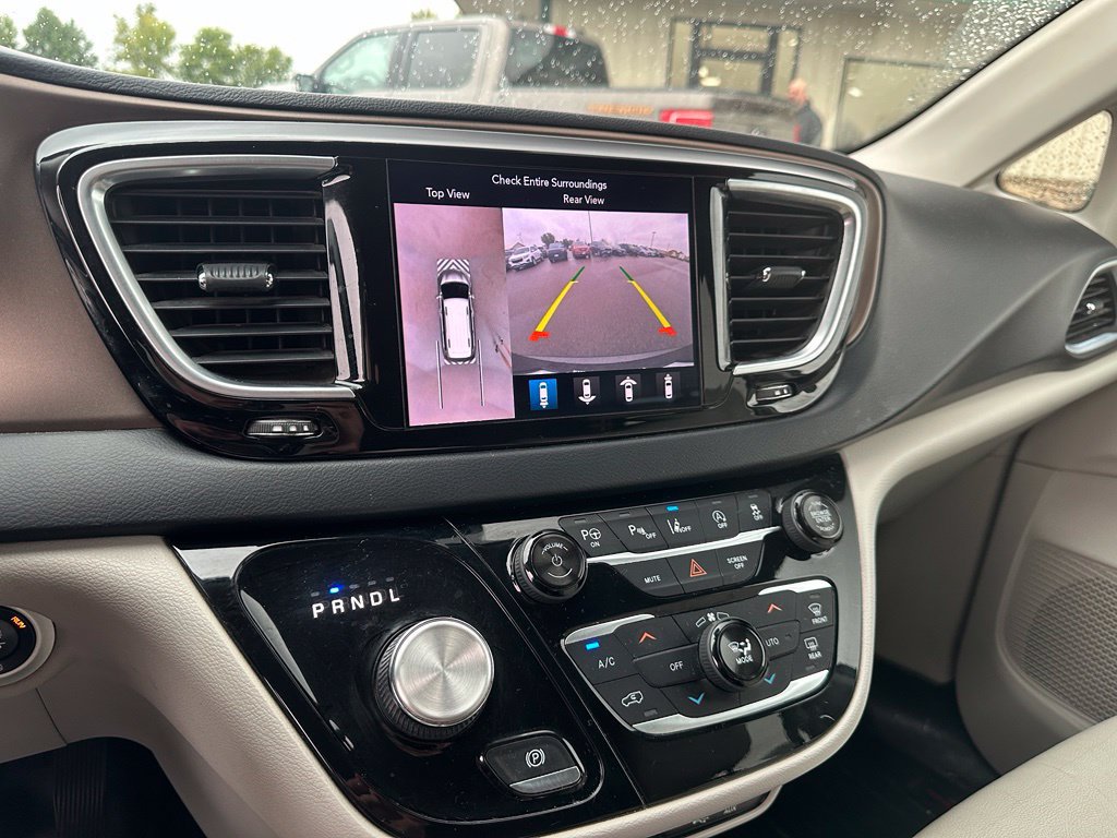 Used 2018 Chrysler Pacifica Touring-L Plus FWD image 17