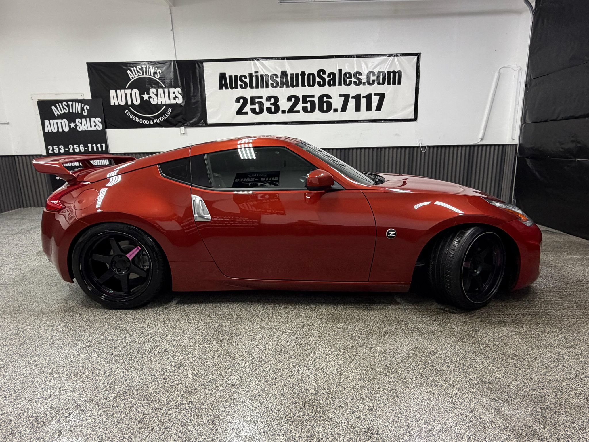 Used 2015 Nissan 370Z Coupe RWD image 2