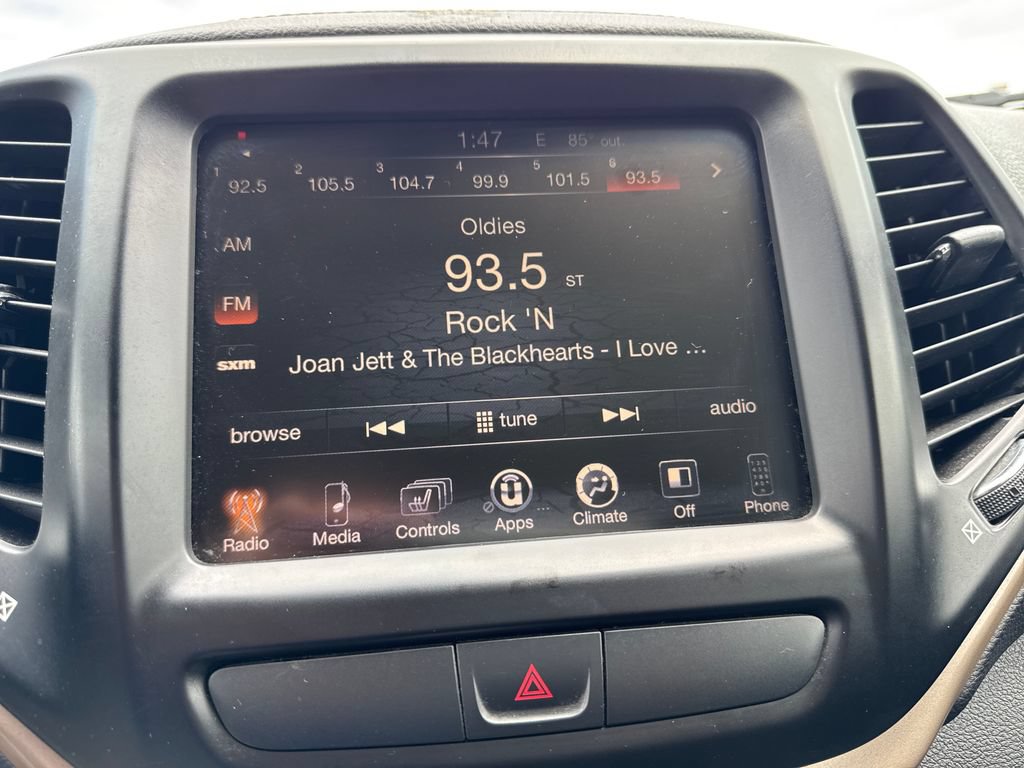 Used 2015 Jeep Cherokee Latitude w/ Cold Weather Group AWD/4WD image 19
