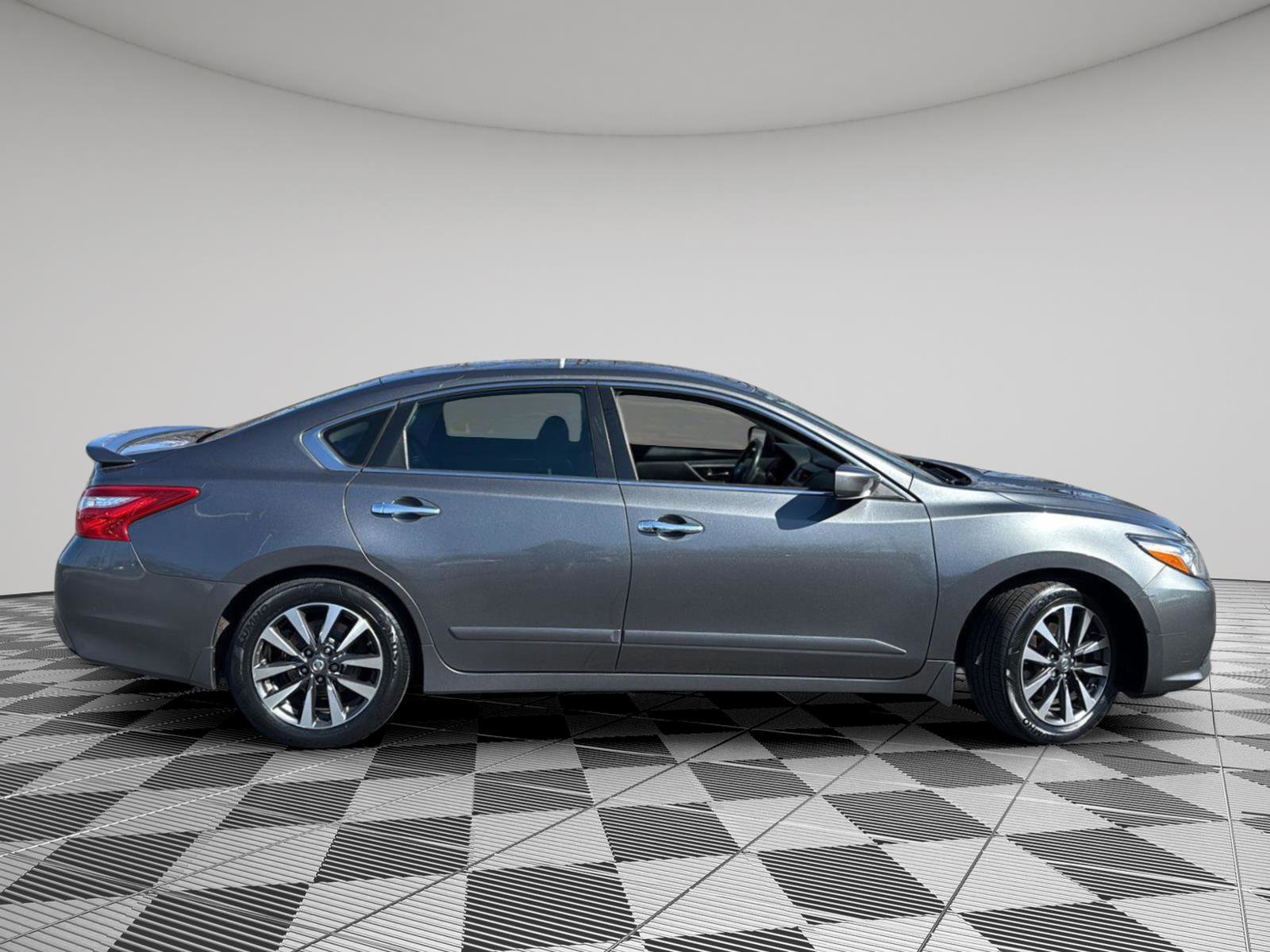 Used 2016 Nissan Altima 2.5 SV image 10