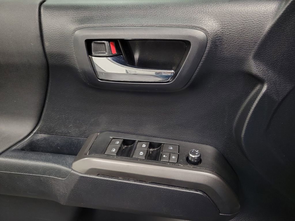 Used 2018 Toyota Tacoma TRD Sport image 18