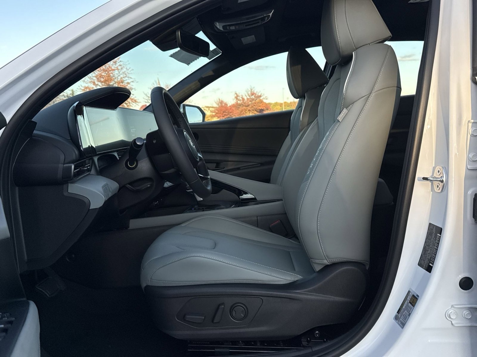 New 2025 Hyundai Elantra Limited image 13