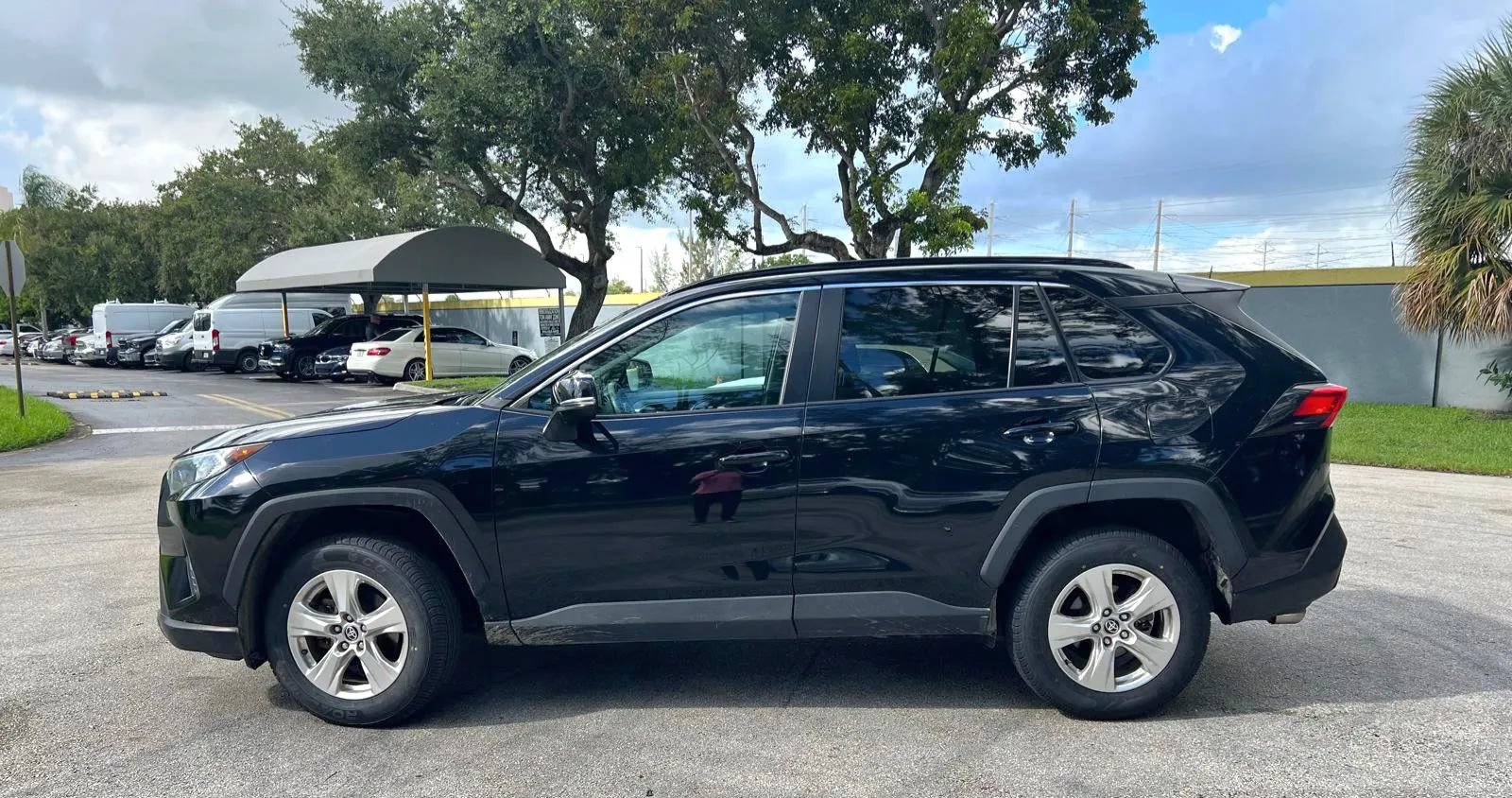Used 2021 Toyota RAV4 XLE AWD/4WD image 5