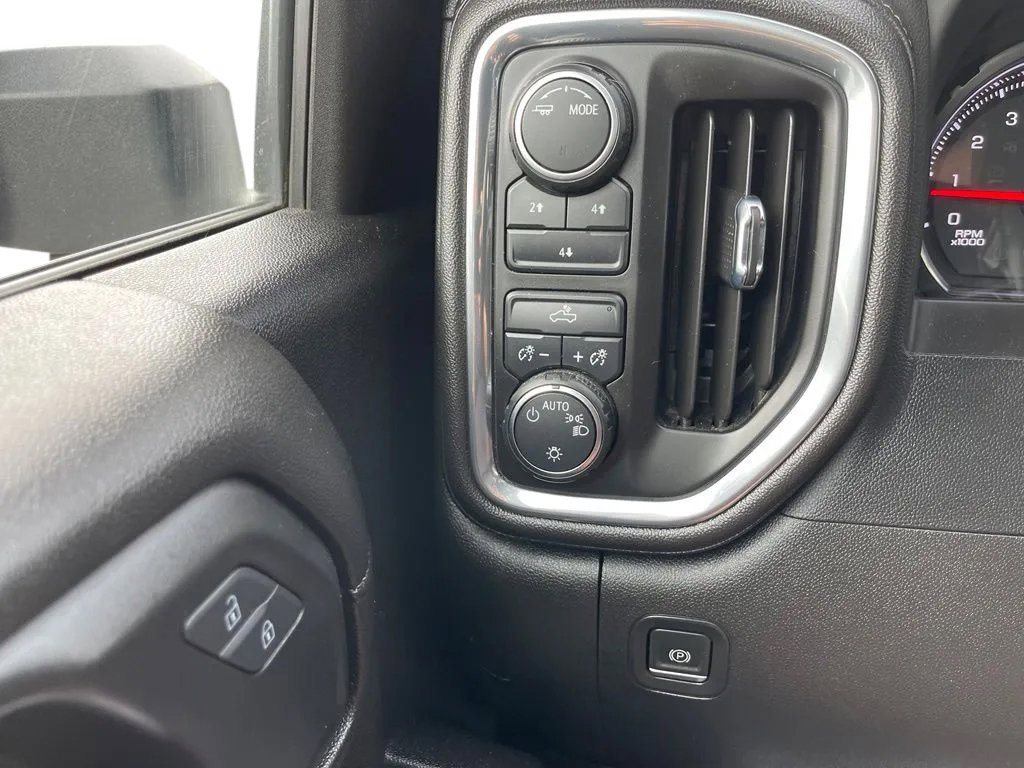 Used 2023 Chevrolet Silverado 2500 LT AWD/4WD image 32