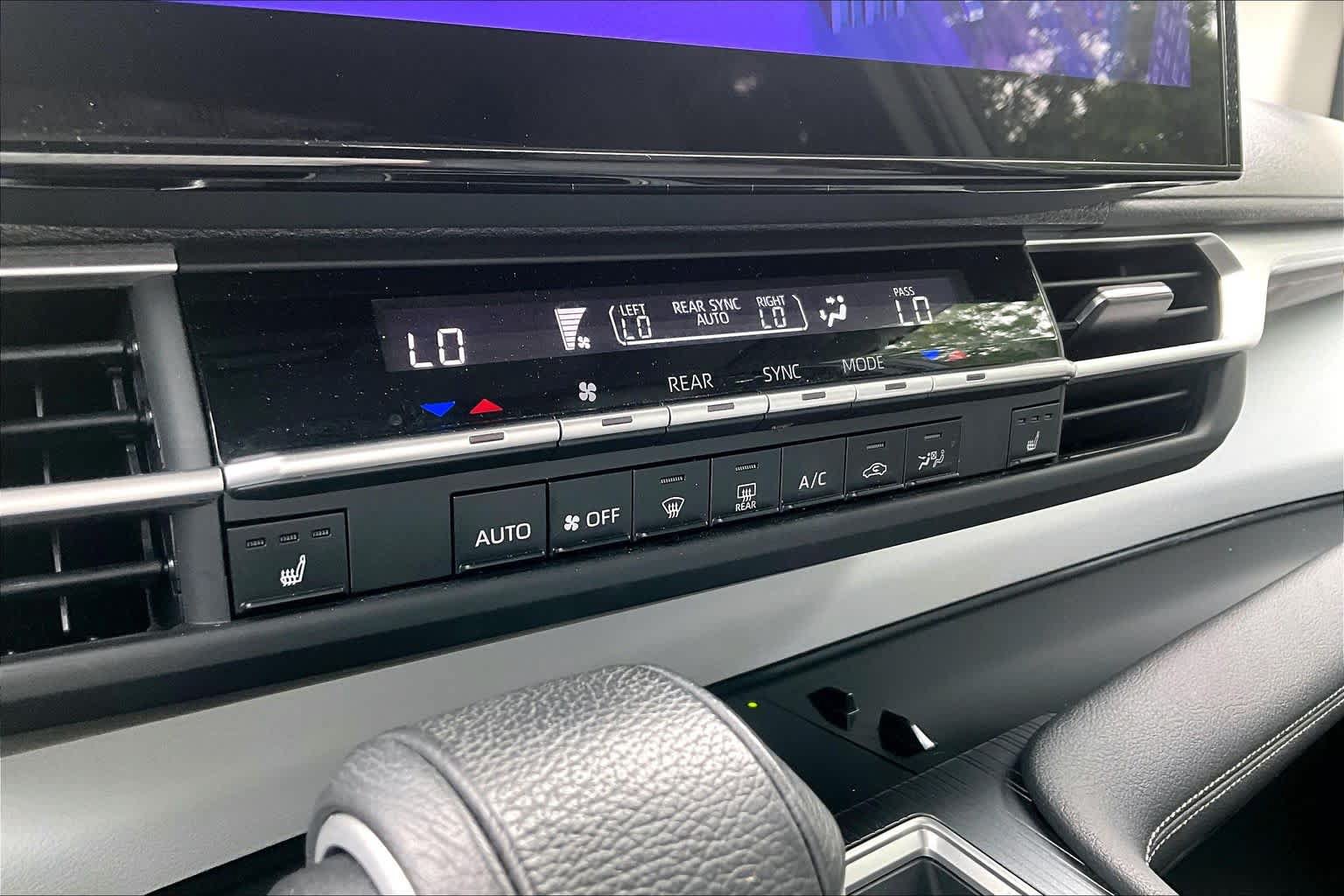 Used 2025 Toyota Sienna XLE FWD image 34