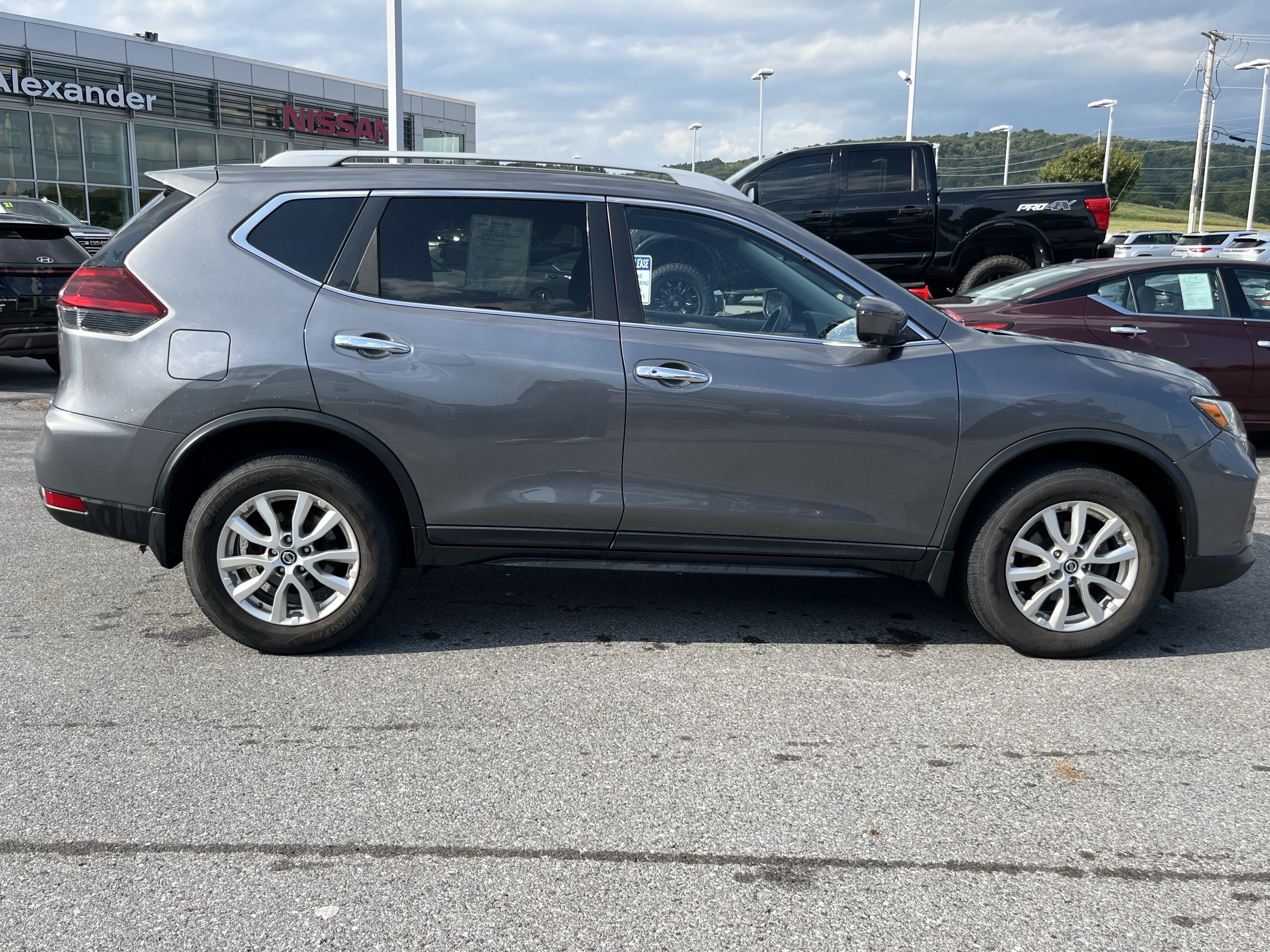 Used 2018 Nissan Rogue SV w/ Premium Package AWD/4WD image 2