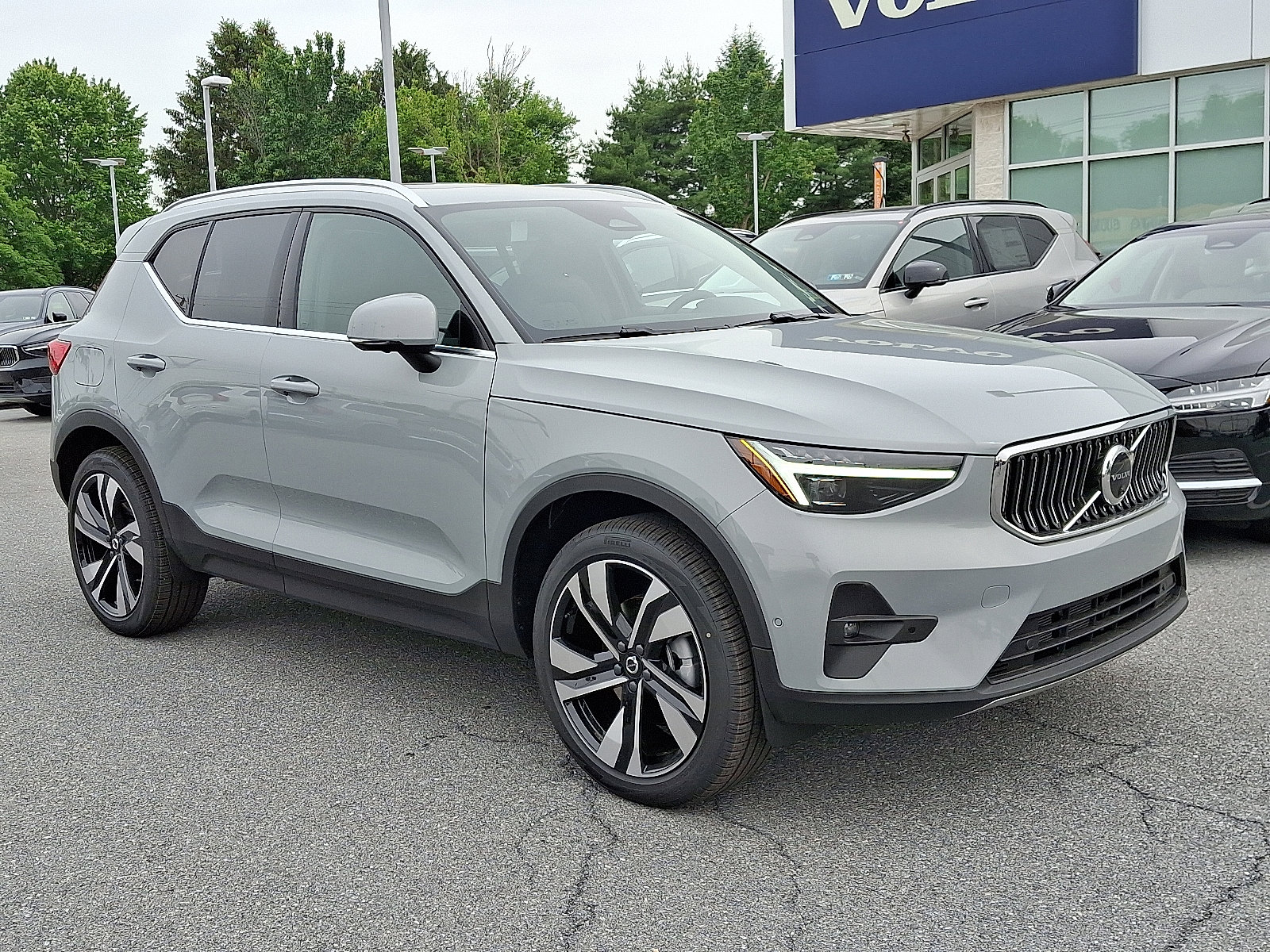 New 2025 Volvo XC40 B5 Ultra w/ Protection Package Premier image 1