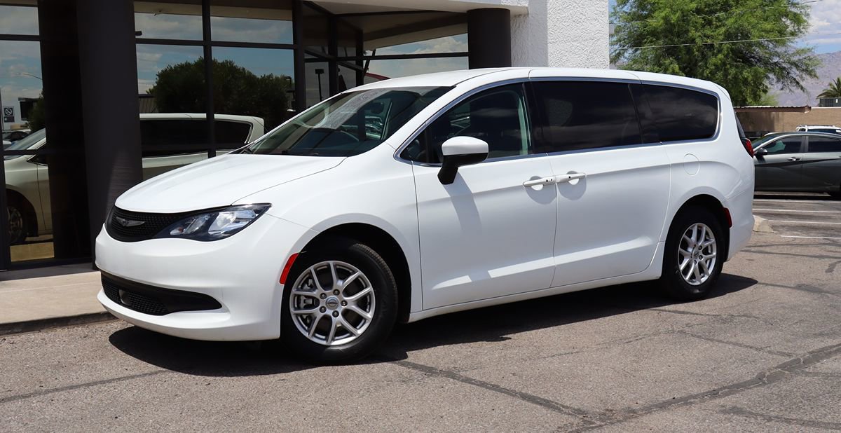 Used 2023 Chrysler Voyager LX FWD image 3