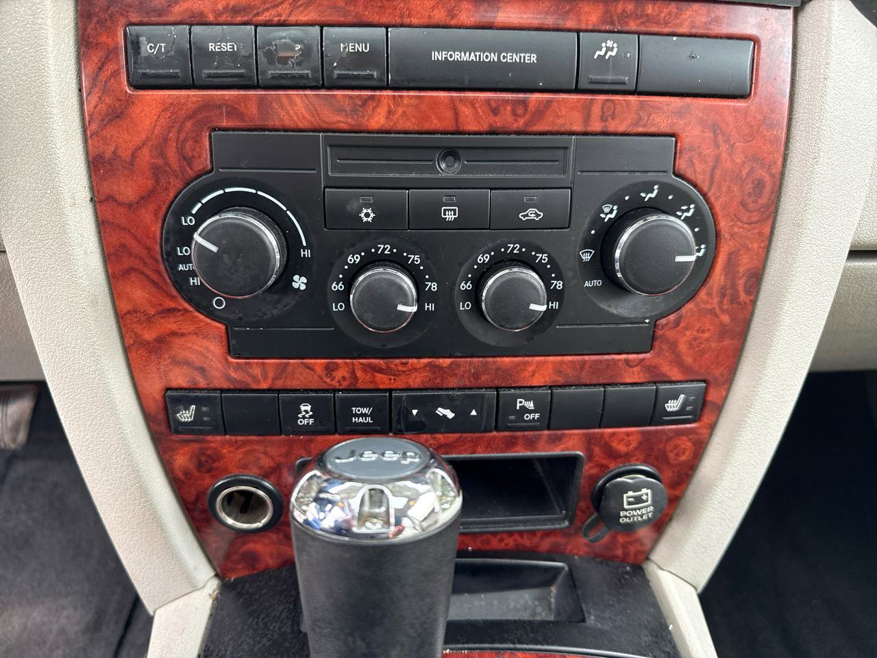 Used 2006 Jeep Commander Limited w/ Trailer Tow Group IV image 8