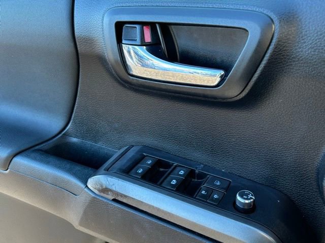 Used 2017 Toyota Tacoma TRD Off-Road image 14