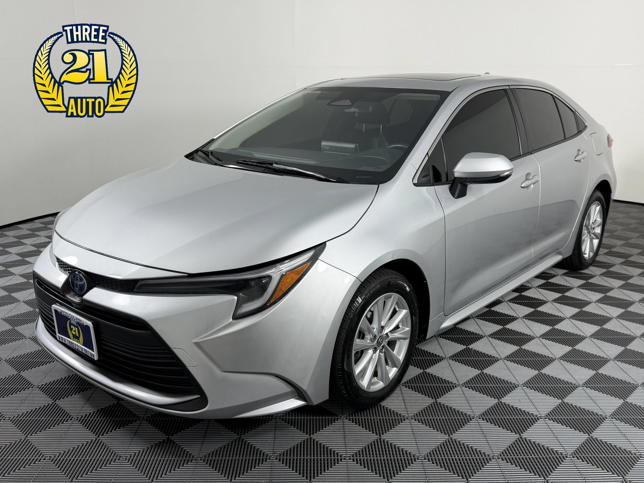Used 2024 Toyota Corolla XLE FWD image 1