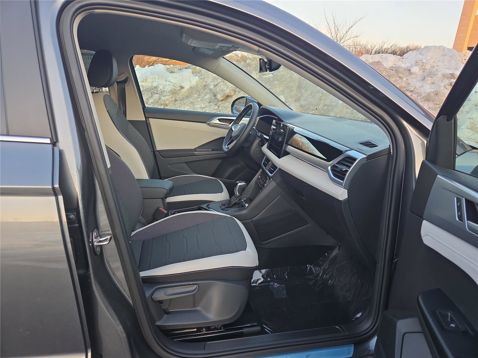 New 2026 Volkswagen Taos SE image 27